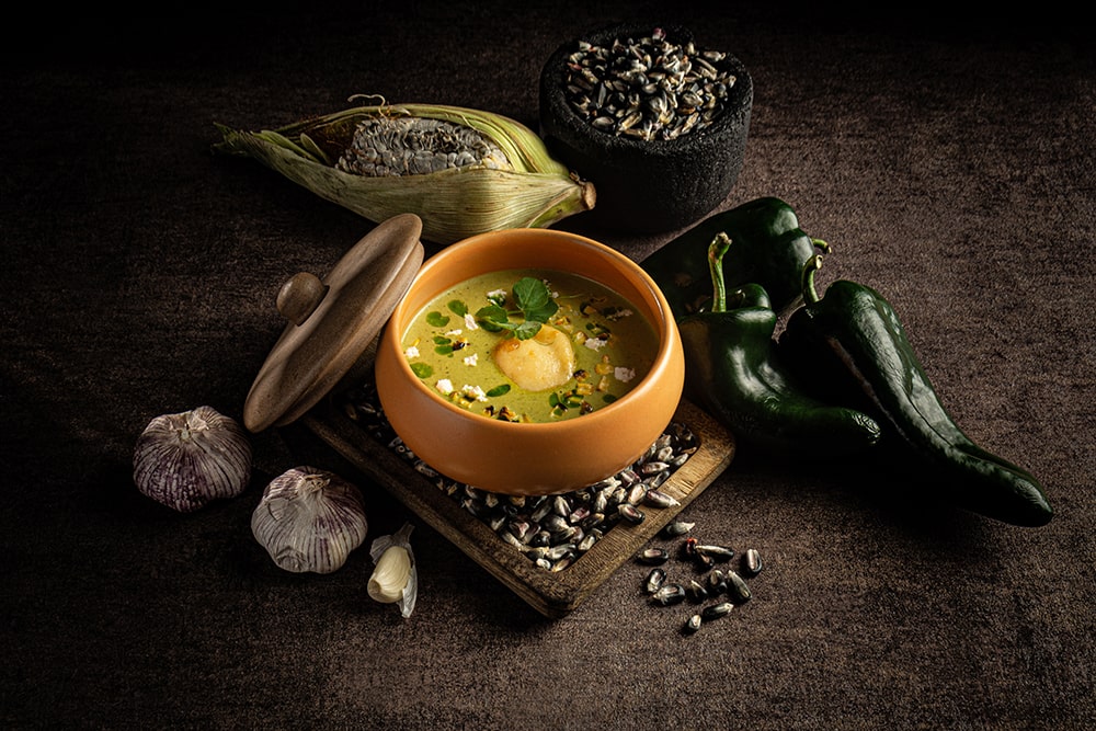 CREMA DE CHILE POBLANO CON RAVIOLES DE HUITLACOCHE