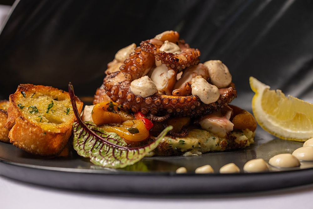 PULPO MEDITERRANEO AL JOSPER CON CREMOSO DE PIMIENTOS ROSTIZADOS Y LIMON CARAMELIZADO