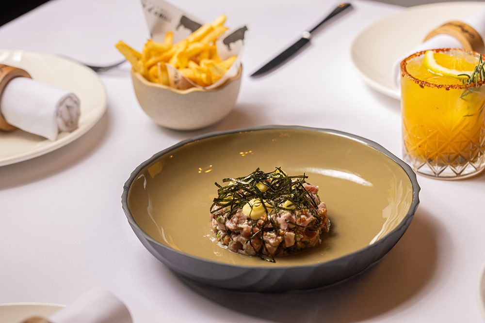 TARTAR DE PESCA PREMIUM DEL DIA CON FURIKAKE DE CHICHARRON DE RIB EYE