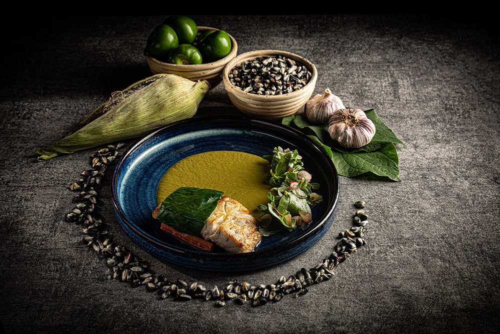 TOTOABA DE CULTIVO ENVUELTA EN HOJA SANTA CON SALSA DE TOMATILLO