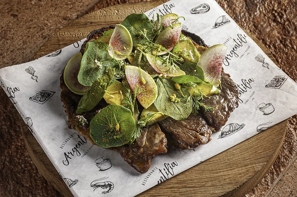 Volcán de cecina con frijol y quesillo