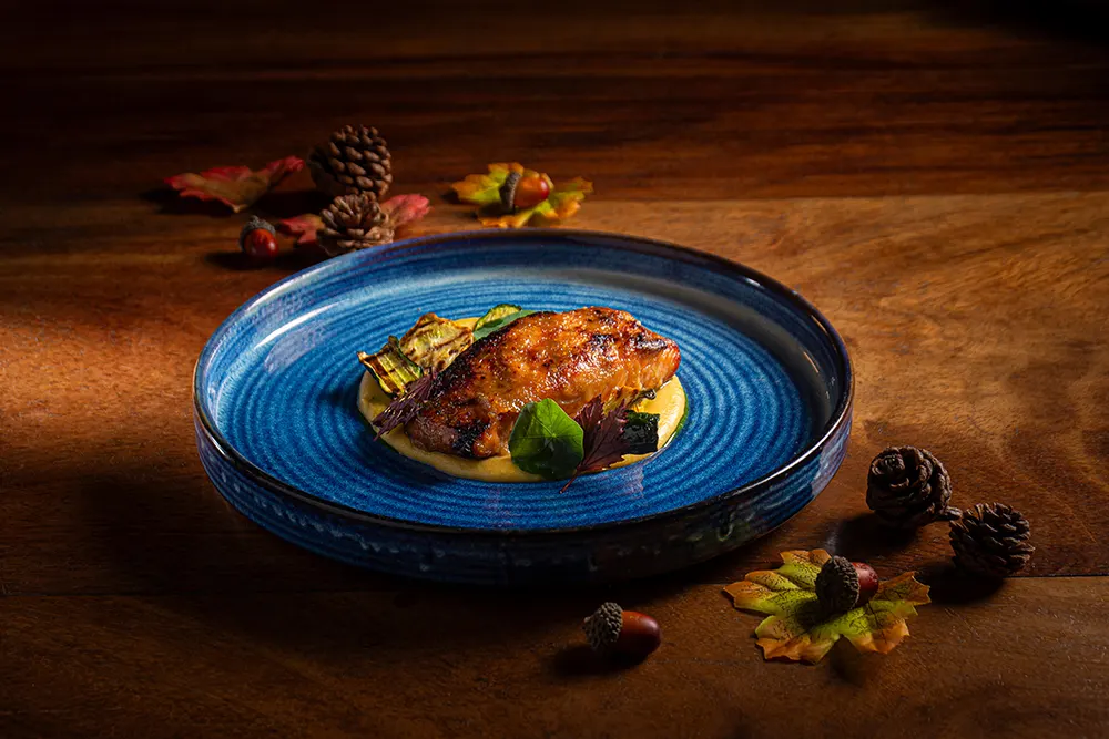 Salmón al horno glaseado de manzana y puré de camote dulce